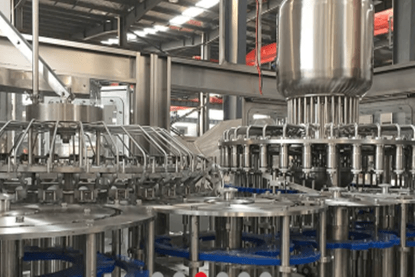Machine de remplissage de jus dans le traitement des jus pour une production améliorée